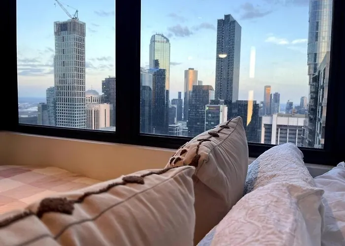 Inner City Skyline Studio W-Gym, Pool, Wifi, Near Skybus, Tram And Train Station