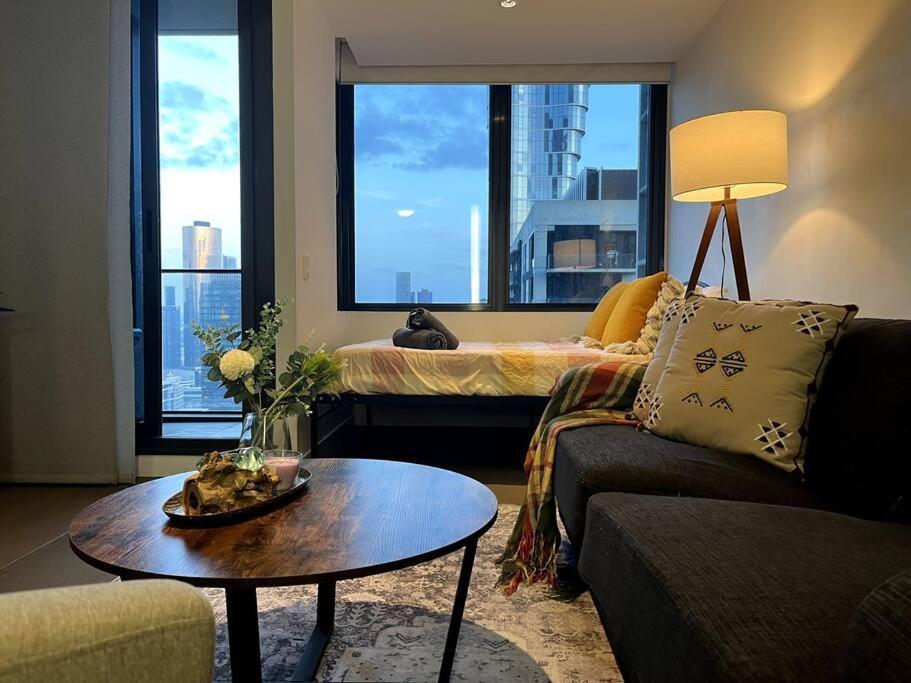 Inner Skyline W-gym, Pool, Wifi, Near Skybus, Tram And Train Station Apartment