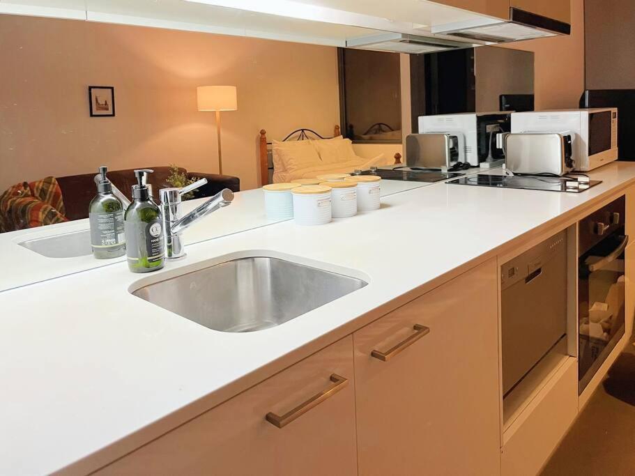 Apartment Inner Skyline W-gym, Pool, Wifi, Near Skybus, Tram And Train Station Melbourne