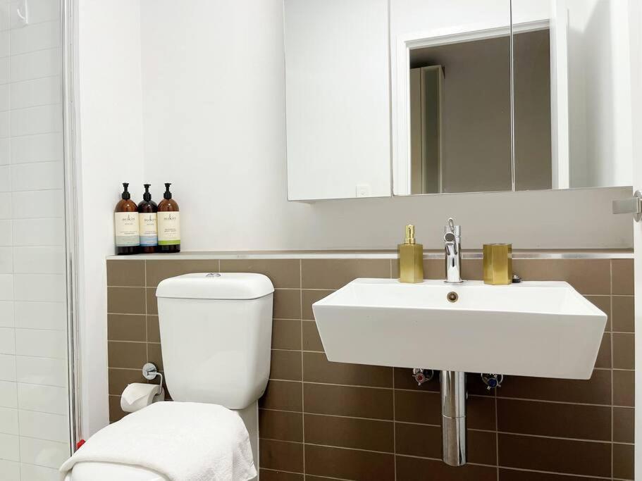 Inner Skyline W-gym, Pool, Wifi, Near Skybus, Tram And Train Station *